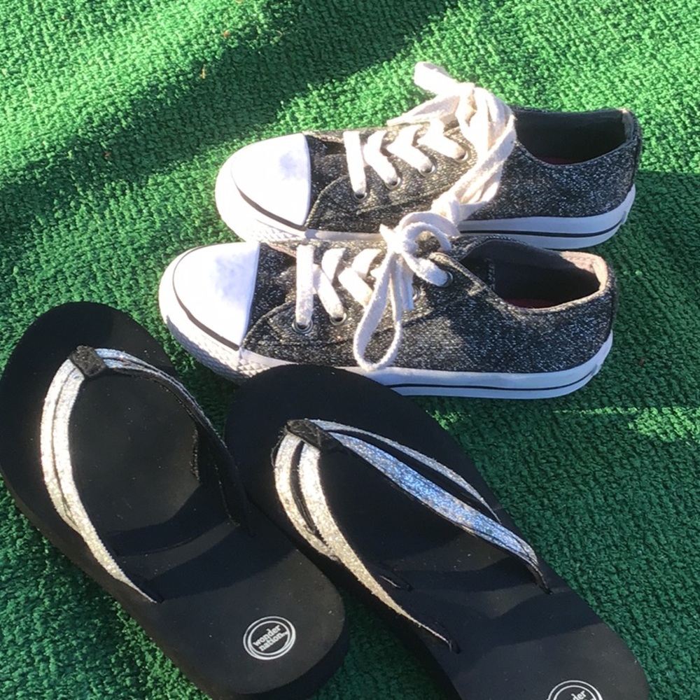 Bundle girls sneaker(GUC)and pr of newer flip flip